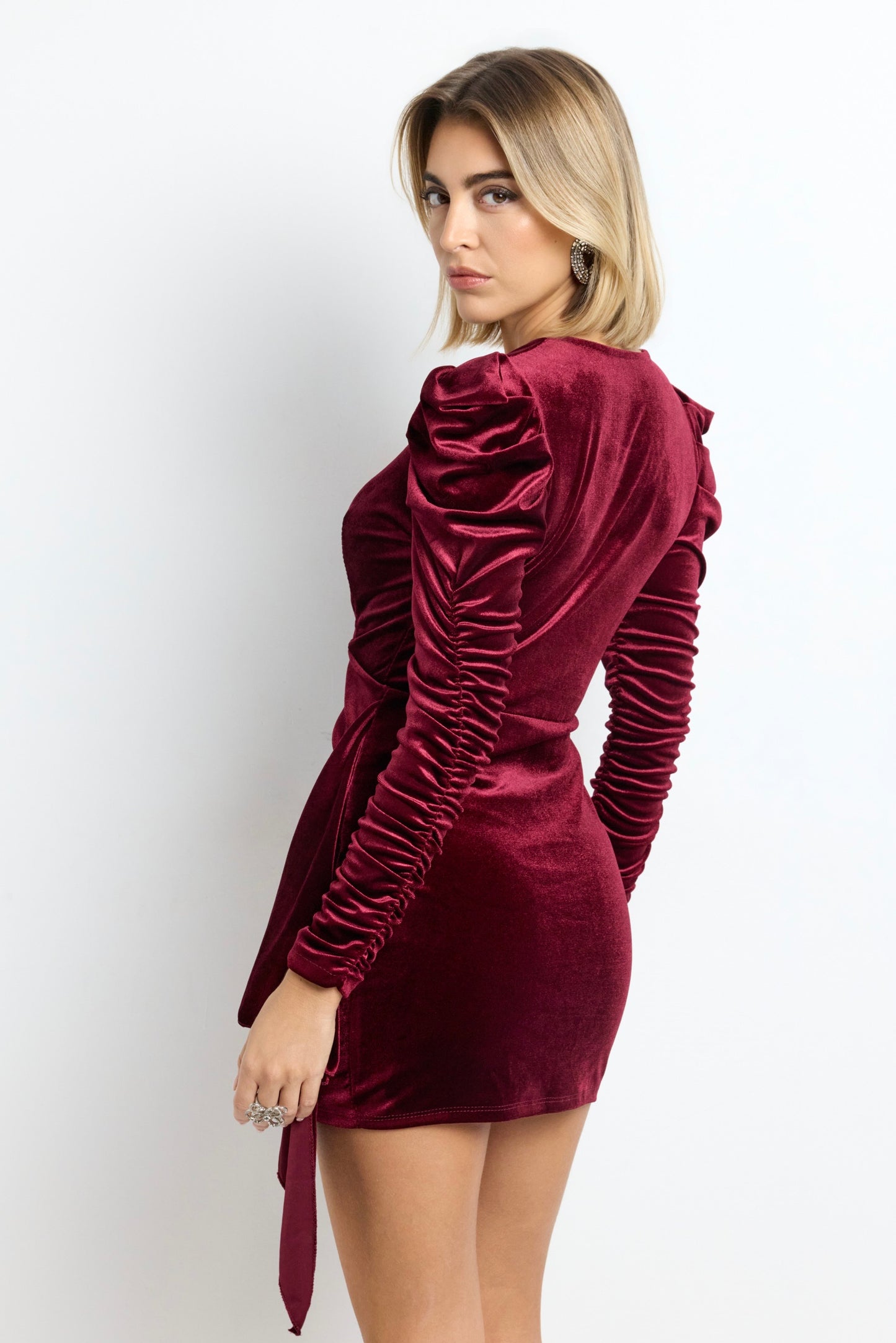 VESTIDO CORTO CASCADA LATERAL